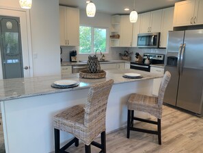 Frigorifero, microonde, forno, piano cottura