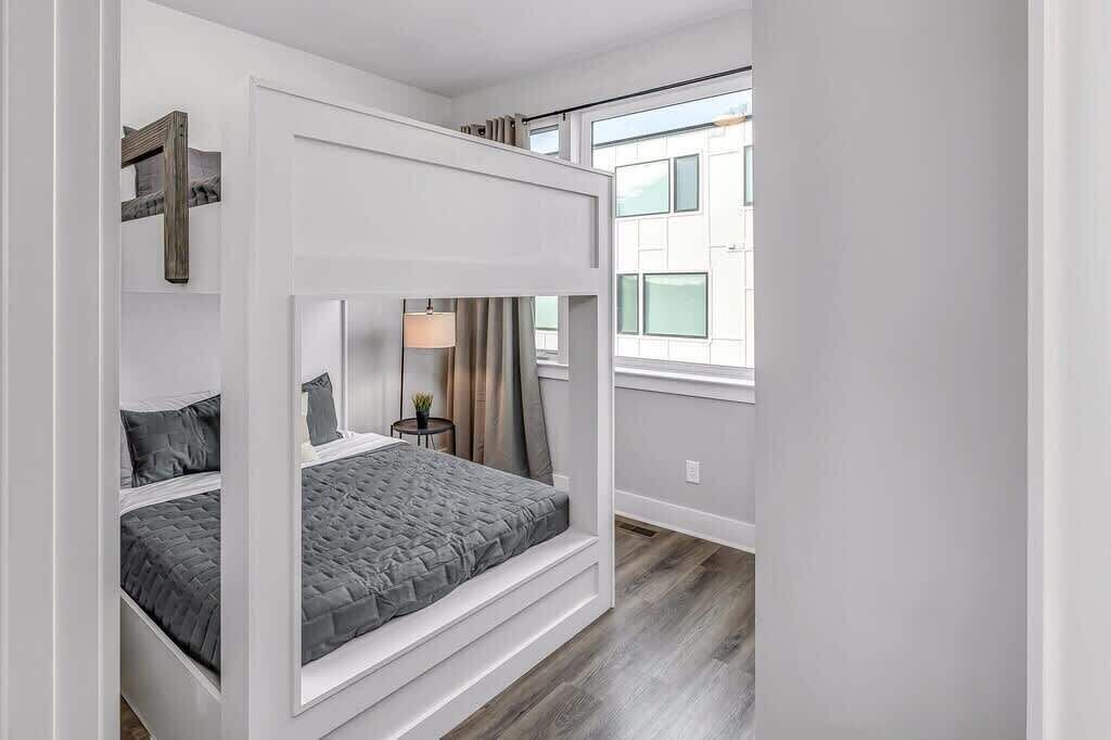 4 habitaciones, tabla de planchar con plancha, wifi y ropa de cama 