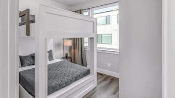 4 habitaciones, tabla de planchar con plancha, wifi y ropa de cama