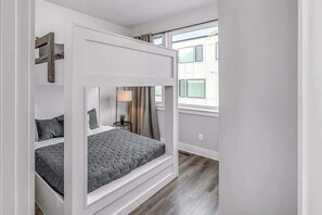 4 habitaciones, tabla de planchar con plancha, wifi y ropa de cama 