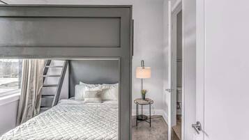 4 bedrooms, iron/ironing board, WiFi, bed sheets