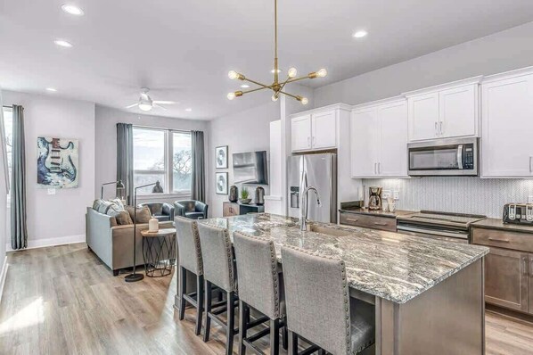 Refrigerador, microondas, horno y parrilla de estufa 