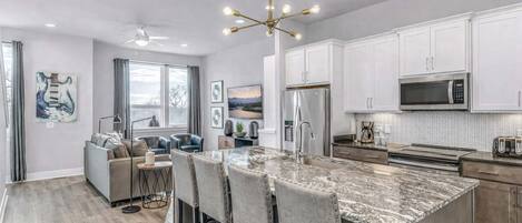 Réfrigérateur, micro-ondes, four, plaque de cuisson