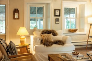 Smart-TV, Kamin, Bücher, Stereoanlage