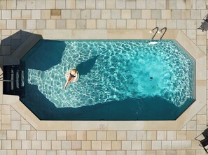 Alberca al aire libre y alberca climatizada