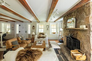 Smart TV, chimenea, libros y estéreo 