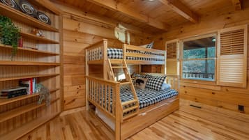 3 quartos, escrivaninha, ferros/tábuas de passar roupa, berço de viagem