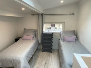 1 bedroom, desk, free WiFi, bed sheets - Cosy cottage at the gateway to Paris (Gentilly)