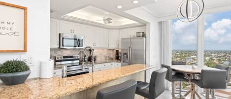 冷蔵庫、電子レンジ、オーブン、コンロ