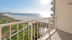 Un balcón con vista a la playa y al área de la piscina.