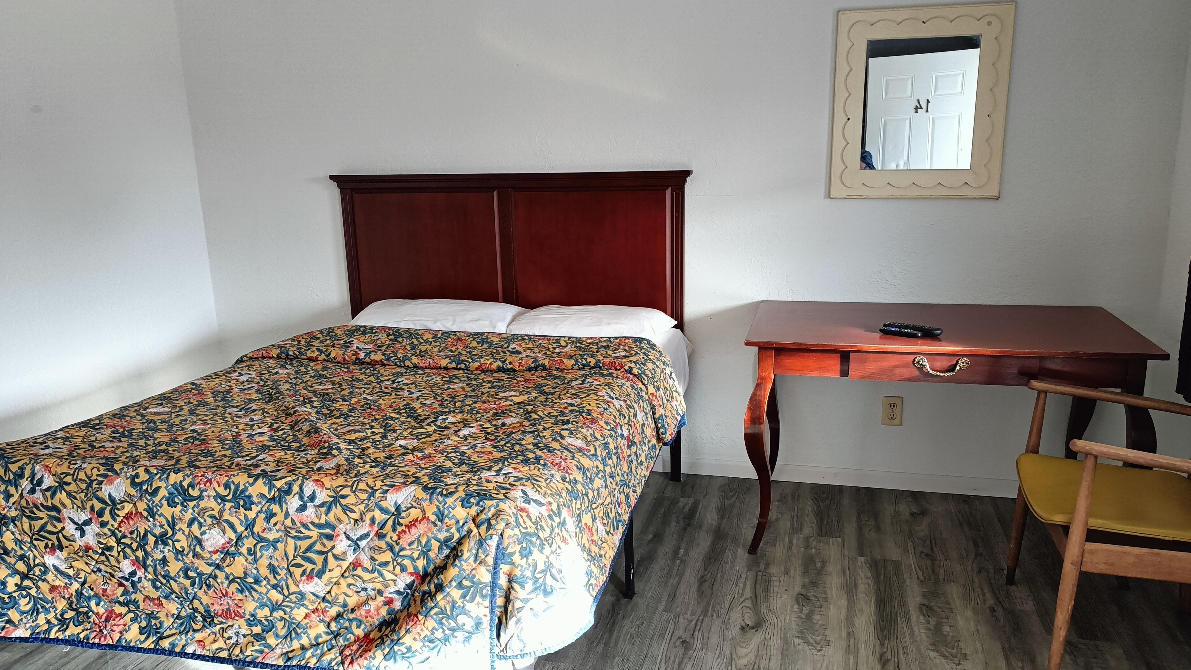 Habitación individual Confort | Wifi gratis y ropa de cama 