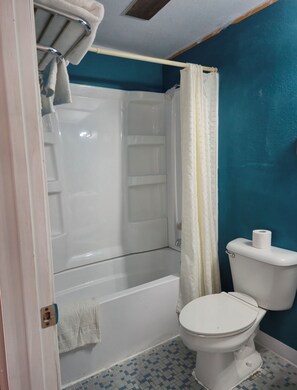 Comfort eenpersoonskamer | Badkamer | Een aparte badkuip en douche, handdoeken