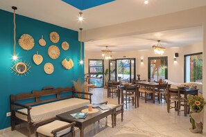 每日供应当地美食早餐（每人 EUR 10）