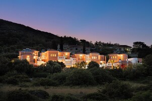 A szálláshely homlokzata – este/éjszaka