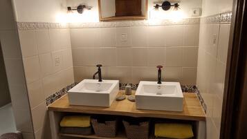 Een bad, een haardroger, handdoeken, toiletpapier