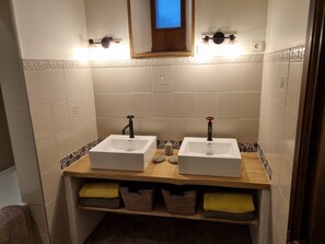 Een bad, een haardroger, handdoeken, toiletpapier