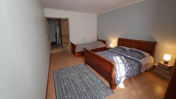 3 slaapkamers, een strijkplank/strijkijzer, wifi, beddengoed