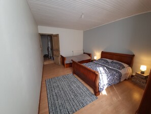 3 slaapkamers, een strijkplank/strijkijzer, wifi, beddengoed