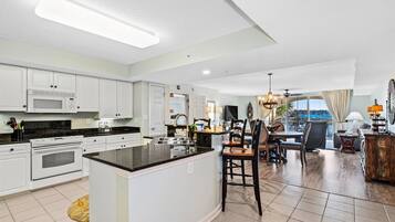 Condo, 2 Bedrooms, Balcony, Canal View (1-302) | Dapur peribadi