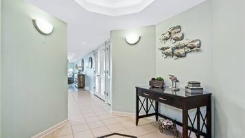Condo, 2 phòng ngủ, ban công, quang cảnh kênh (1-302) | Ngoại thất