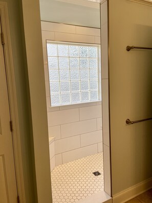 Combined shower/bathtub, toilet paper - Beautiful Masters House (Evans)