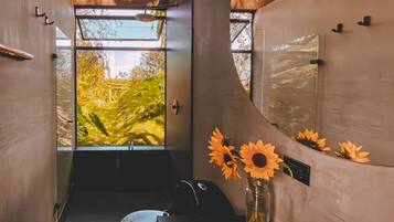 Basic Cabin | Bathroom | Bathtub, towels