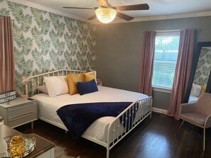 2 camere, una scrivania, ferro/asse da stiro, culla da viaggio