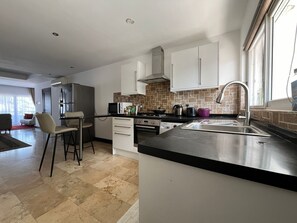 Fridge, microwave, oven, stovetop - Imperial Grove 3BR @ Cantonments (Accra)