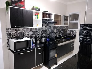 Frigorífico, microondas, horno y placa de cocina