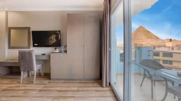 Standard Suite with Panoramic Pyramids View & Balcony | Μίνι μπαρ, χρηματοκιβώτιο στο δωμάτιο, γραφείο, κουρτίνες συσκότισης
