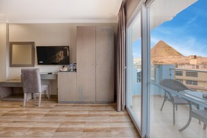 Minibar, caja de seguridad en la habitación y escritorio 