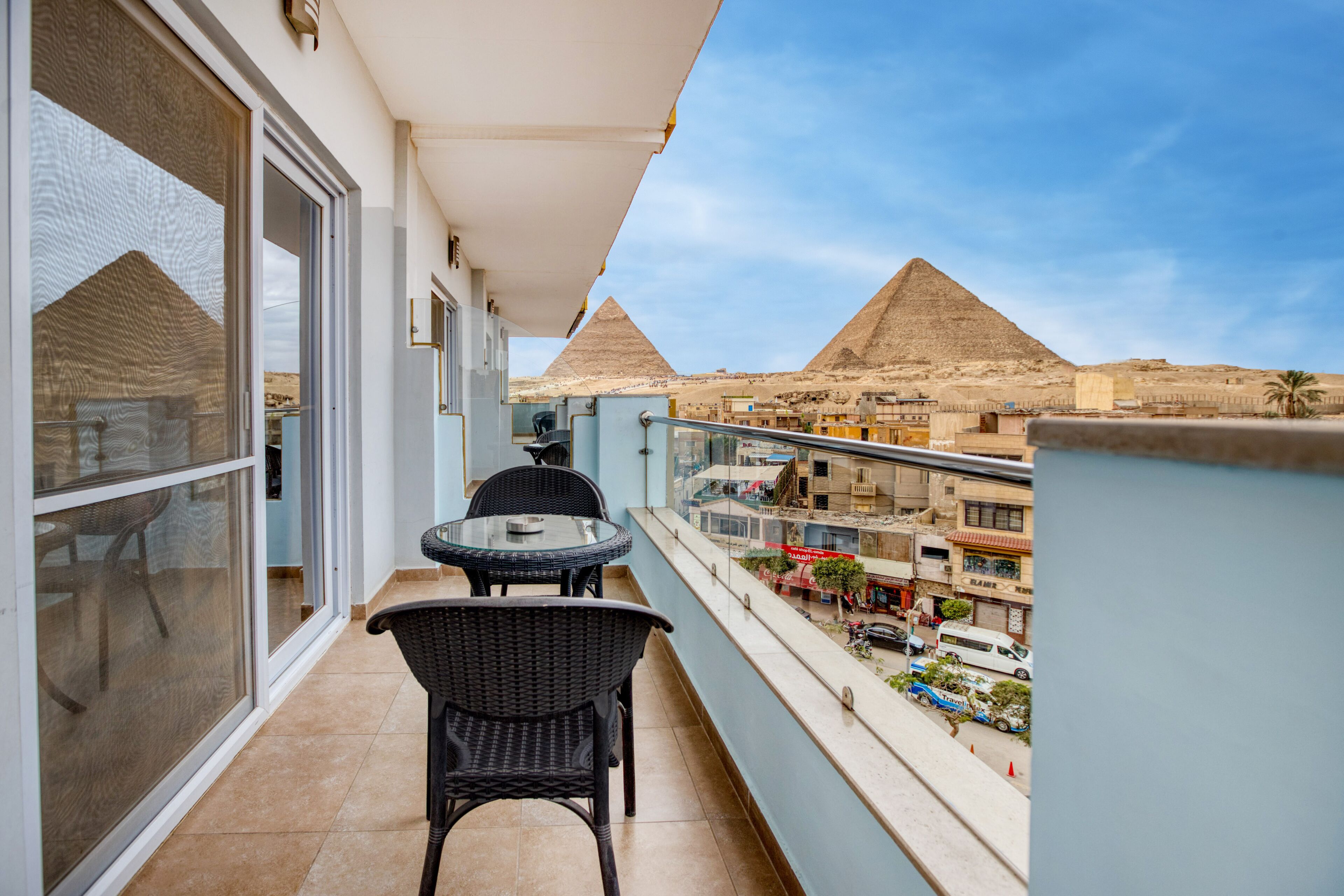 Standard Suite with Panoramic Pyramids View & Balcony | Blick vom Balkon