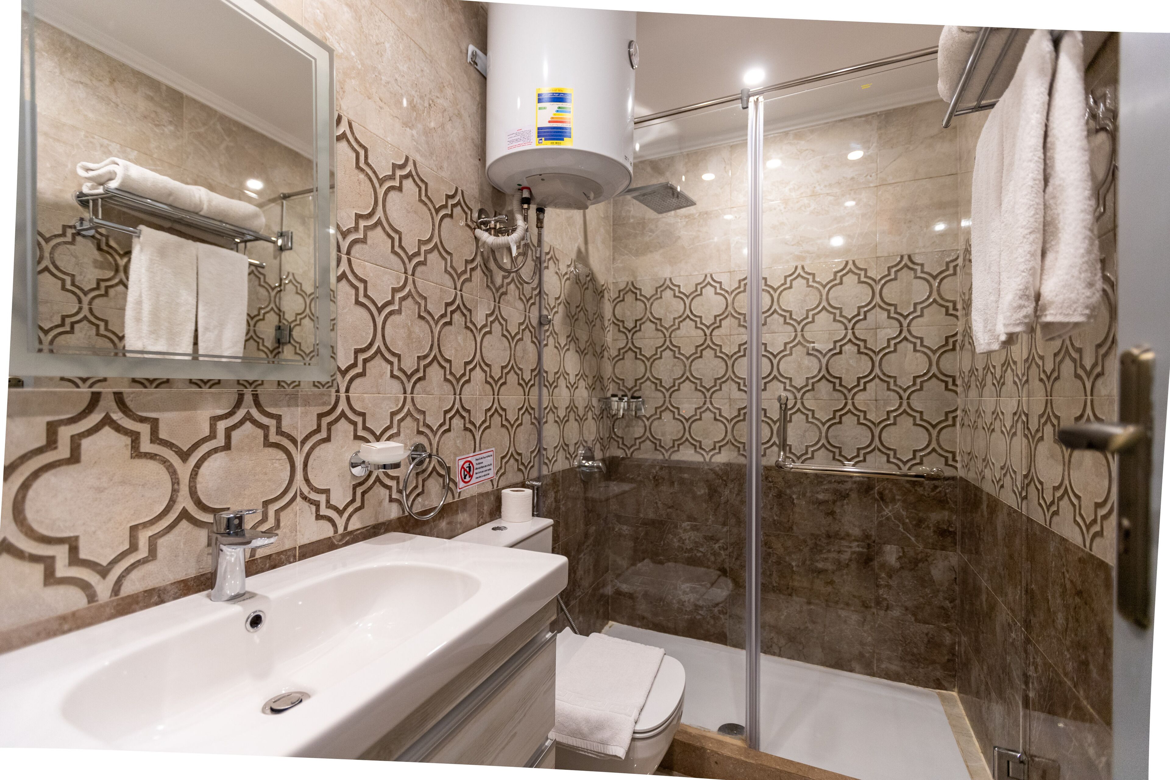 Ein Badezimmer mit Waschbecken, Toilette und Dusche.