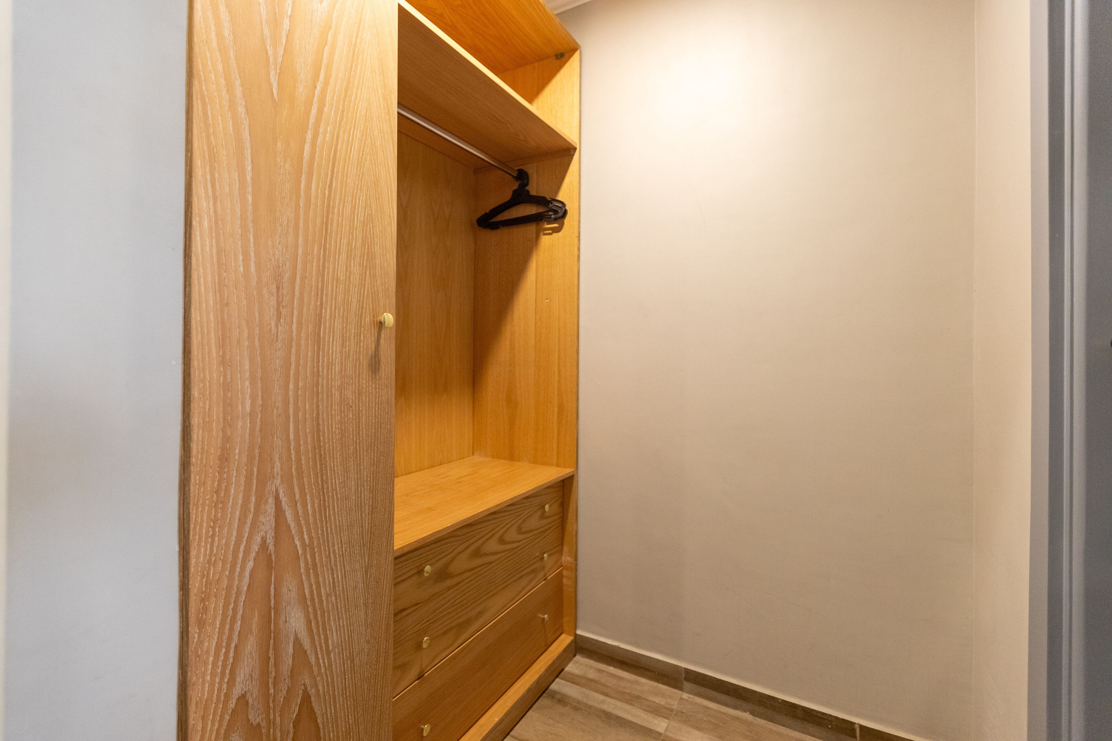economy triple room | wardrobe