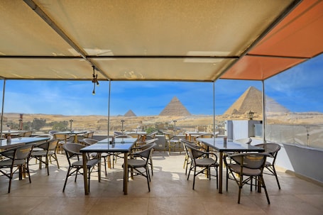 Restaurant. Mamlouk Pyramids Hotel