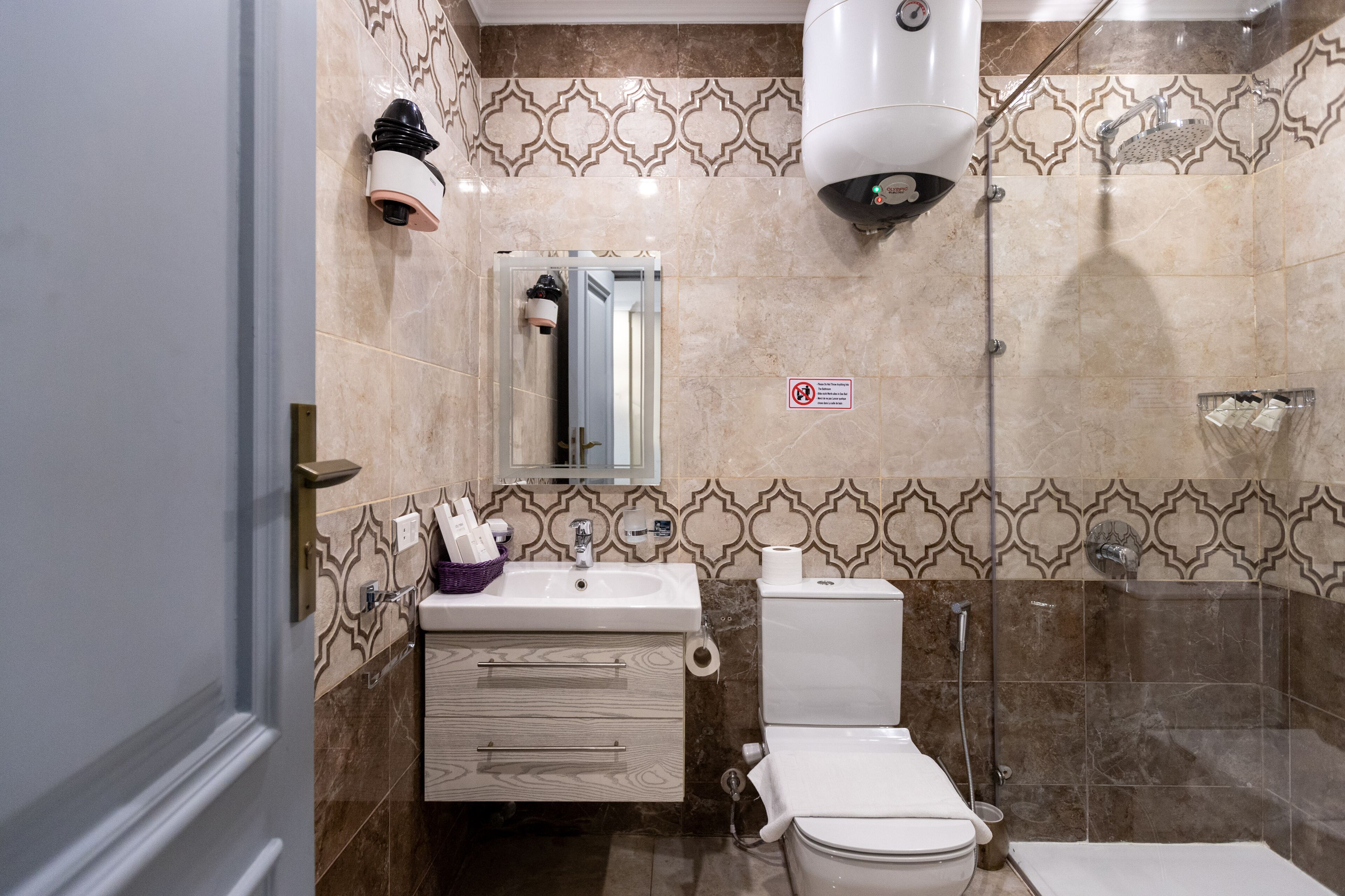 standard suite with panoramic pyramids view & balcony | bathroom shower