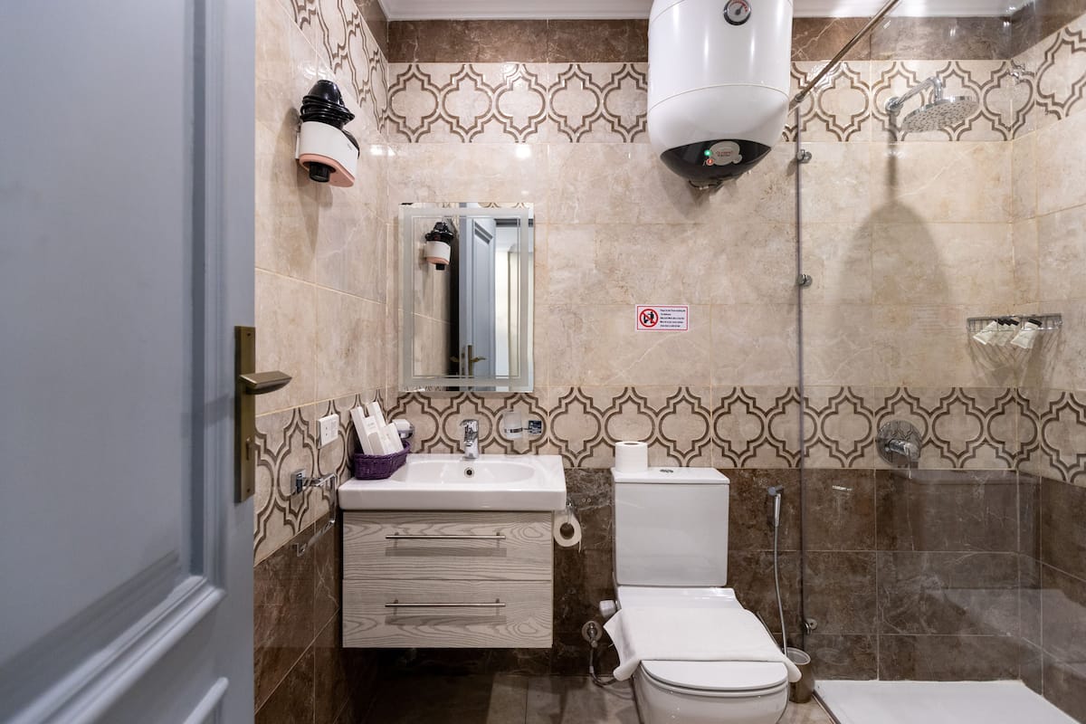 standard suite with panoramic pyramids view & balcony | bathroom shower