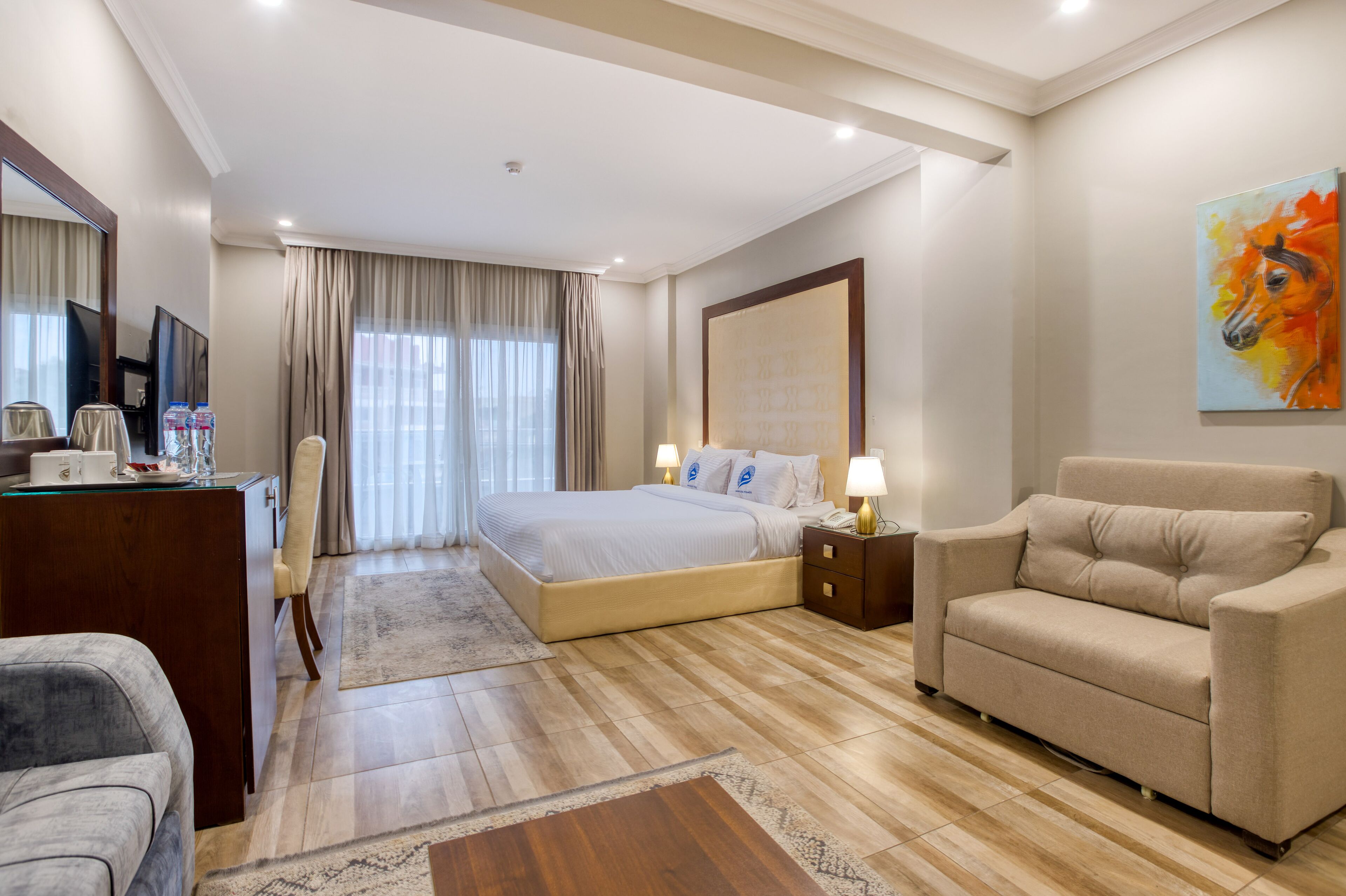 Familie studio suite | Een minibar, een kluis op de kamer, een bureau, verduisterende gordijnen