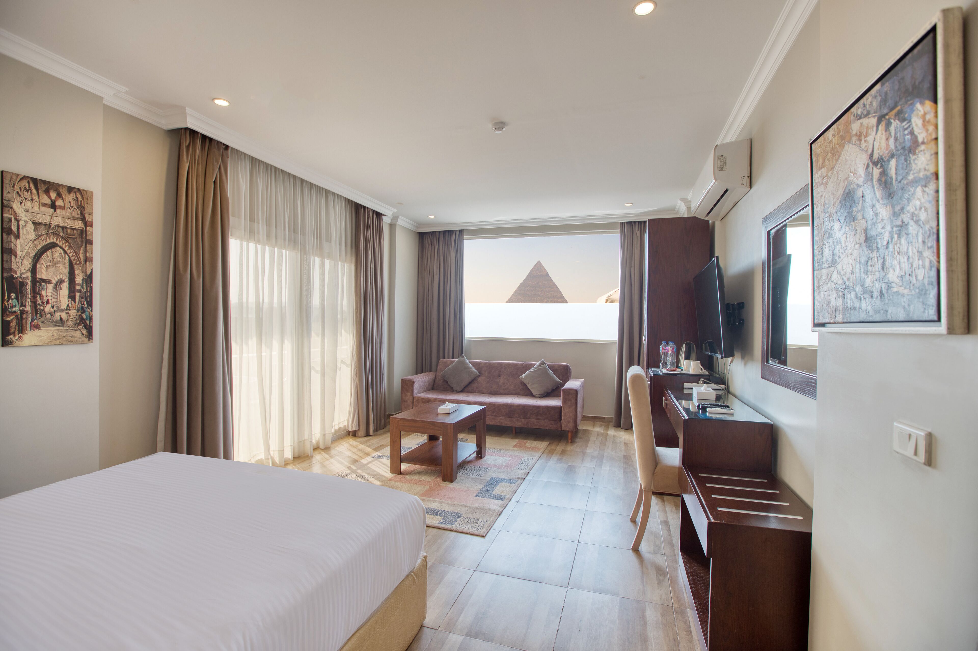 Luxury Suite with Panoramic Pyramids View &amp; Balcony | 迷你吧、客房内保险箱、办公桌、遮光窗帘