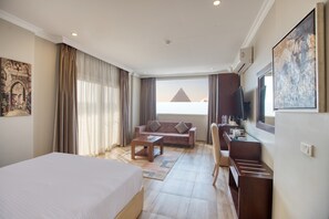 Luxury Suite with Panoramic Pyramids View & Balcony | ミニバー、セーフティボックス (室内)、デスク、遮光カーテン