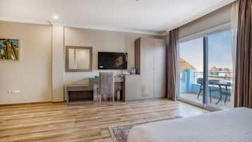 Standard Suite with Panoramic Pyramids View & Balcony | Μίνι μπαρ, χρηματοκιβώτιο στο δωμάτιο, γραφείο, κουρτίνες συσκότισης
