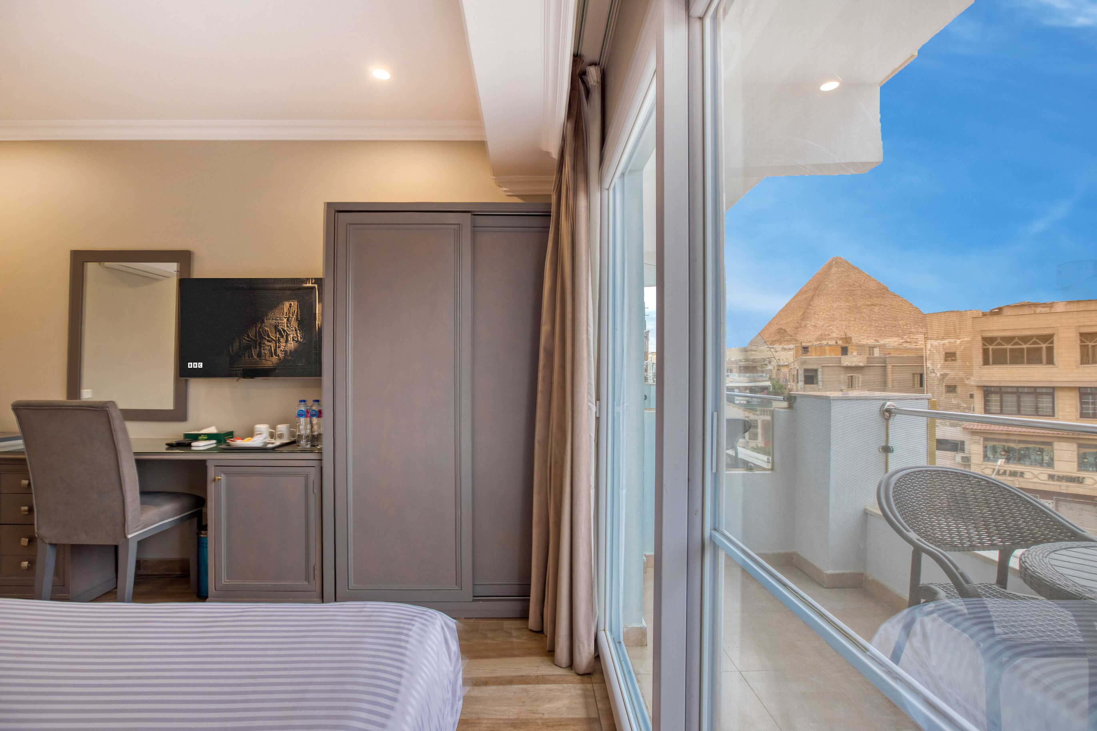 Superior Twin Room With Panoramic Pyramids View & Balcony | 衣櫃