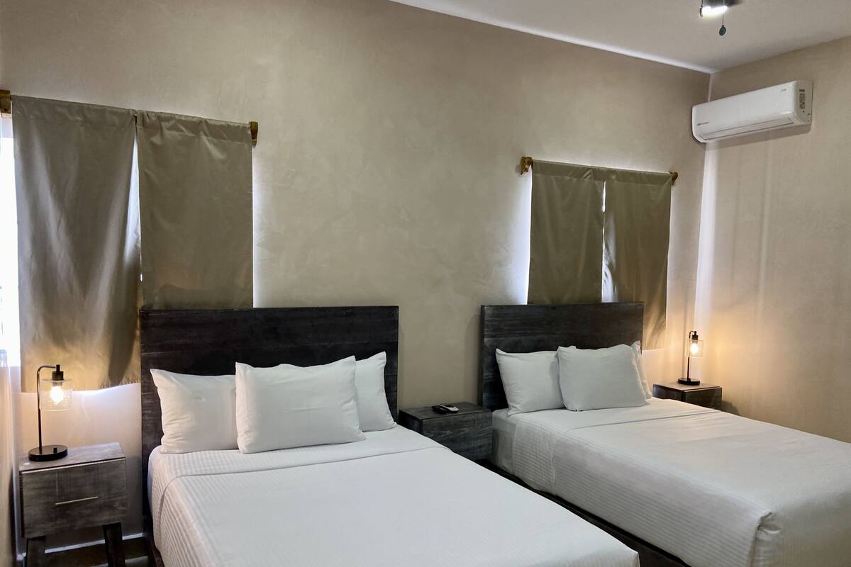 Minibar, caja de seguridad en la habitación, wifi gratis y ropa de cama