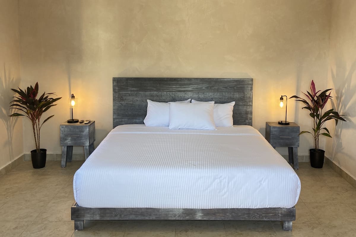 Minibar, caja de seguridad en la habitación, wifi gratis y ropa de cama