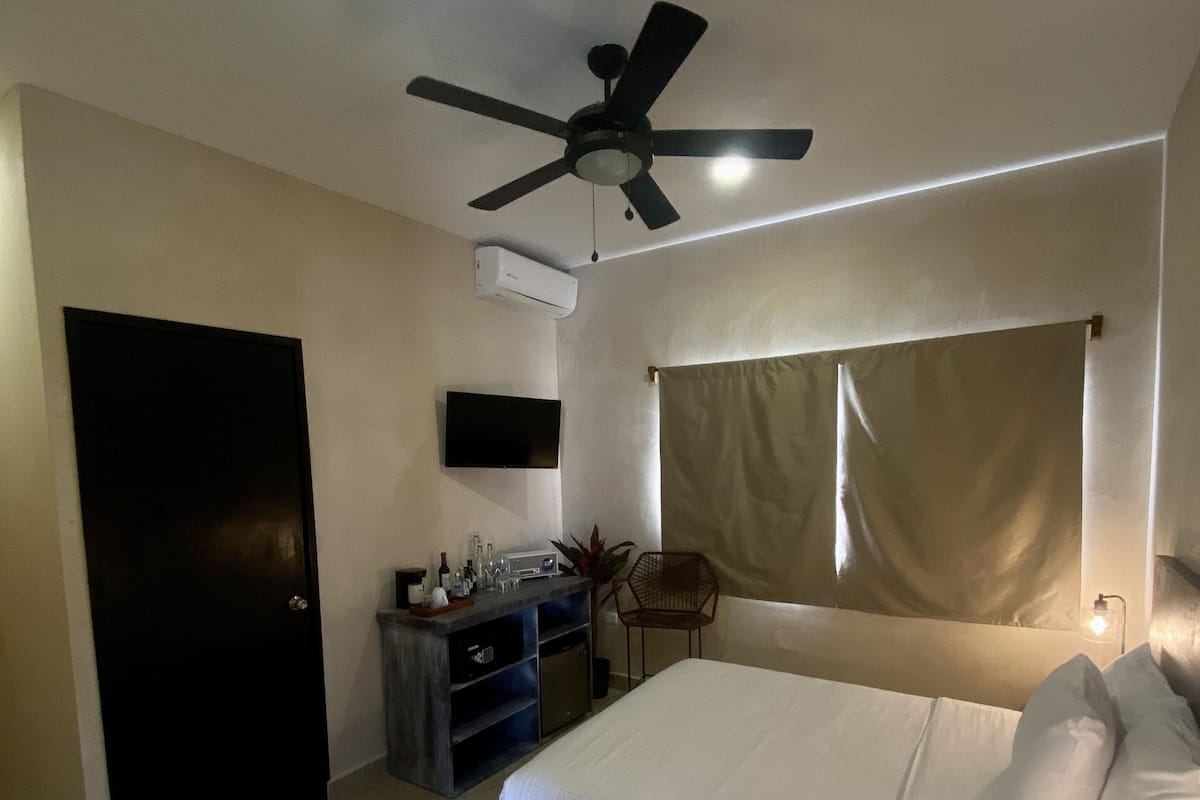 Minibar, caja de seguridad en la habitación, wifi gratis y ropa de cama
