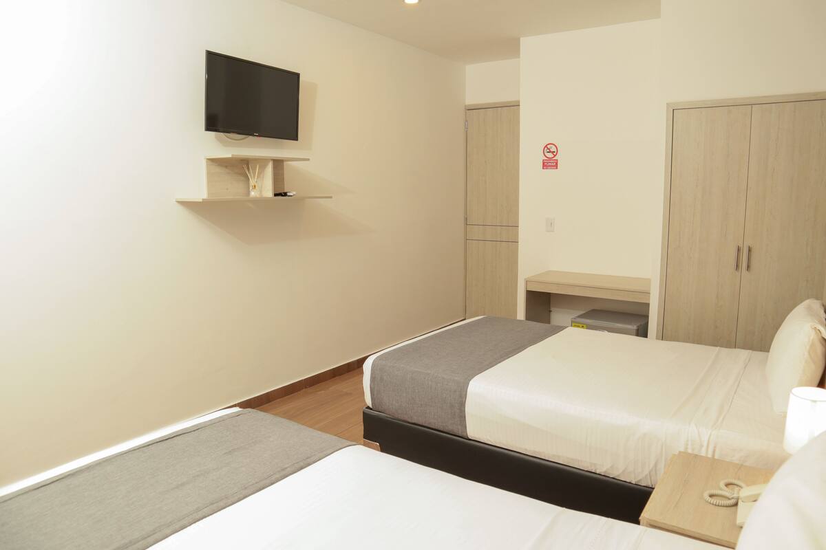 Cubrecamas, minibar, espacio para trabajar con laptop y wifi gratis