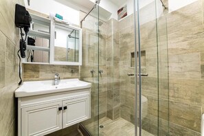 Deluxe-Doppelzimmer | Badezimmer | Dusche, kostenlose Toilettenartikel, Haartrockner, Handtücher