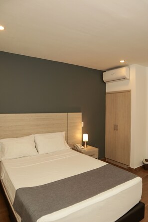 Cubrecamas, minibar, espacio para trabajar con laptop y wifi gratis