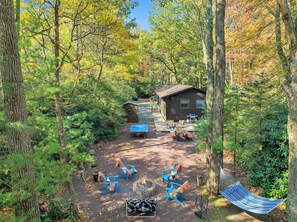 Outdoor dining - Sycamore Camp - Luxury Cabin, Hot Tub, 5min to Ski (Lake Harmony)