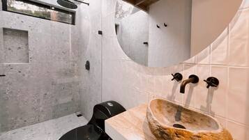 Basic Cabin | Bathroom